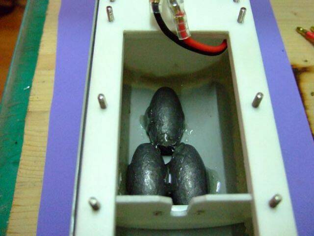 將鉛塊放在馬達下方-順便黏上AB膠